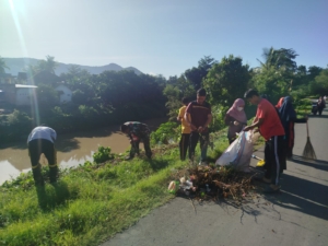 Babinsa Koramil 1628-01/Taliwang Ajak Warga Gotong Royong Jum’at Bersih di Menala Baru