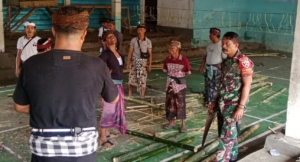 Babinsa Sertu Suwardi “Ngayah” di Pura Puseh, Bukti Kemanunggalan TNI dan Rakyat di Mendoyo