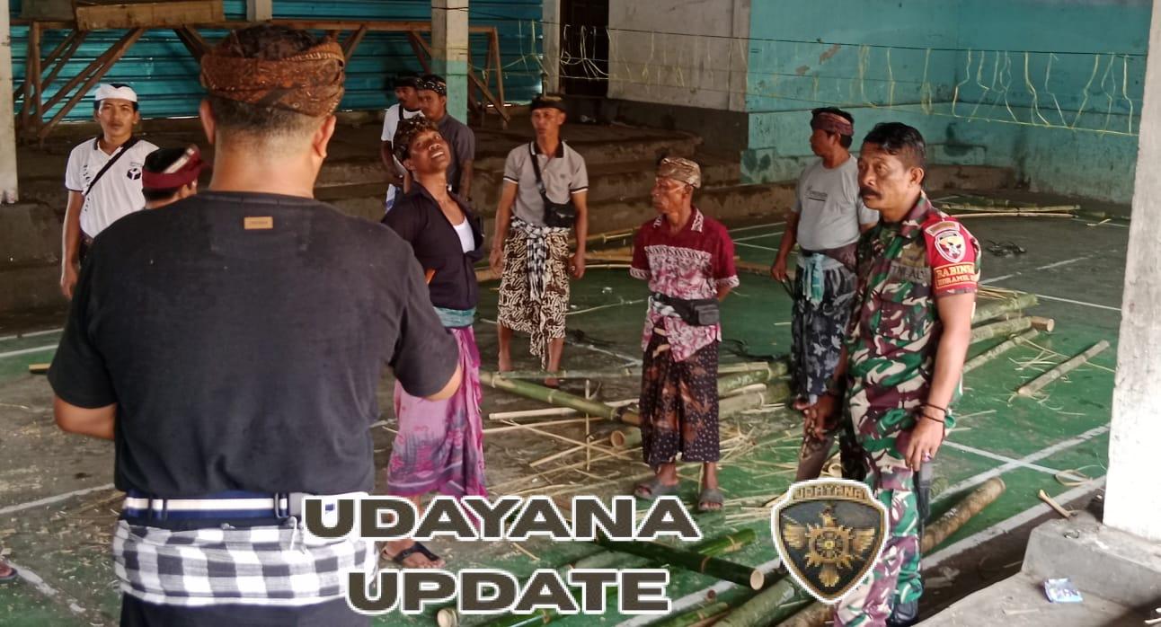 Babinsa Sertu Suwardi “Ngayah” di Pura Puseh, Bukti Kemanunggalan TNI dan Rakyat di Mendoyo