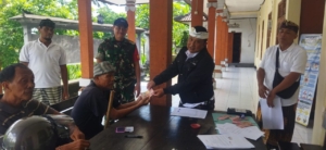 Babinsa Manduang Dampingi Dan Bantu Kelancaran Penyaluran BLT DD Di Kantor Desa