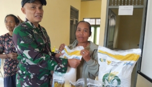Babinsa Bunga Mekar Beri Pengawalan Distribusi Bantuan Pangan Beras Dan Migor
