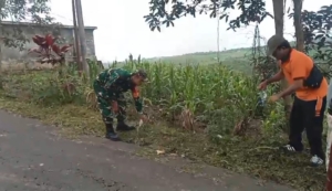 Babinsa Desa Serai Bersama Pemerintah Desa Gelar Jumat Bersih Fokus Pembersihan Sampah Plastik