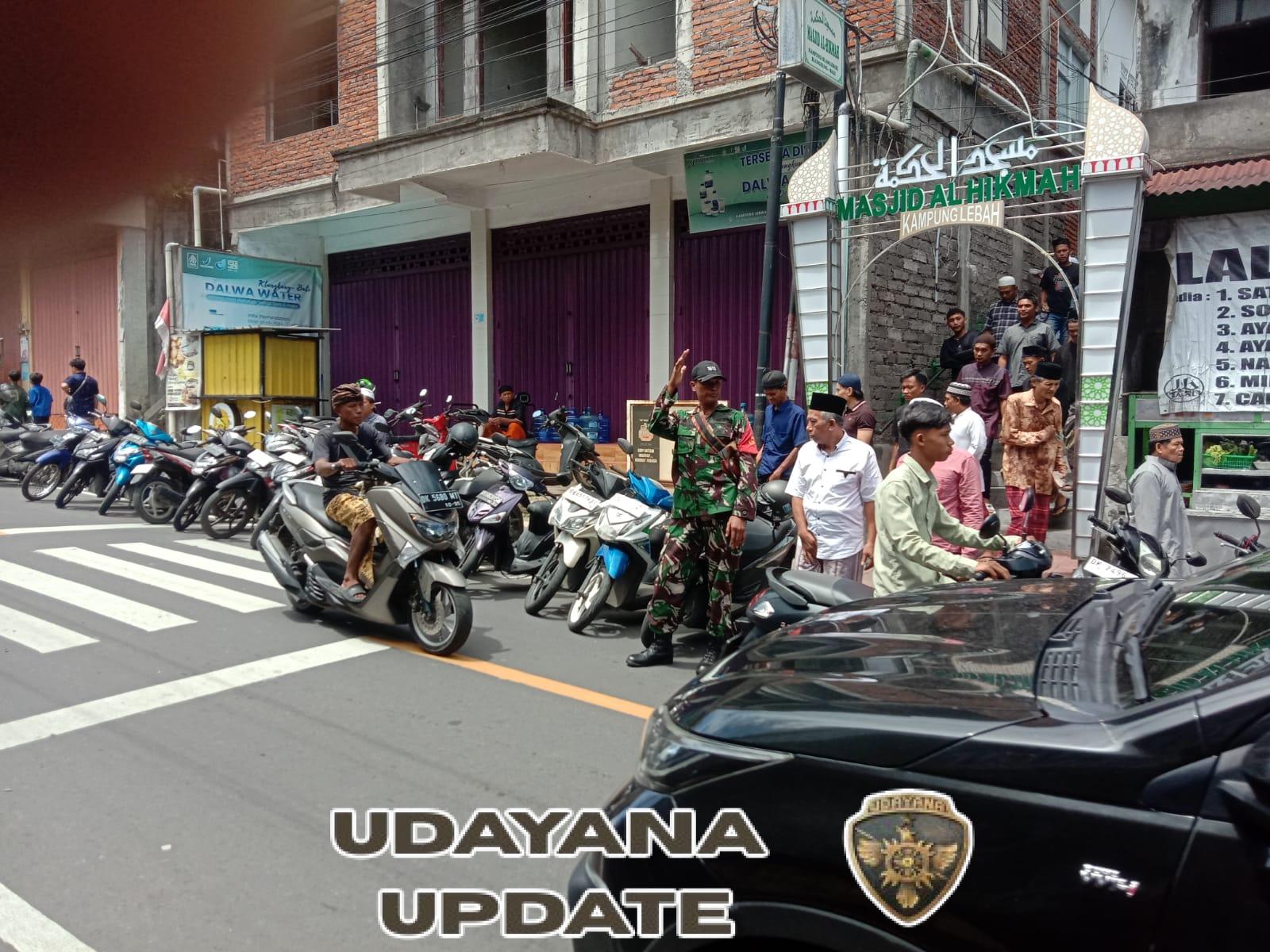 Babinsa Semarapura Kangin Kawal Sholat Jumat Hadirkan Rasa Aman Dan Nyaman