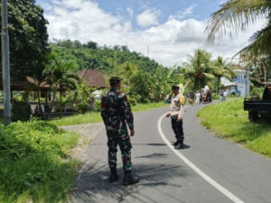 Babinsa Selisihan Hadir Ditengah Warga Gelar Pengamanan Pemakaman