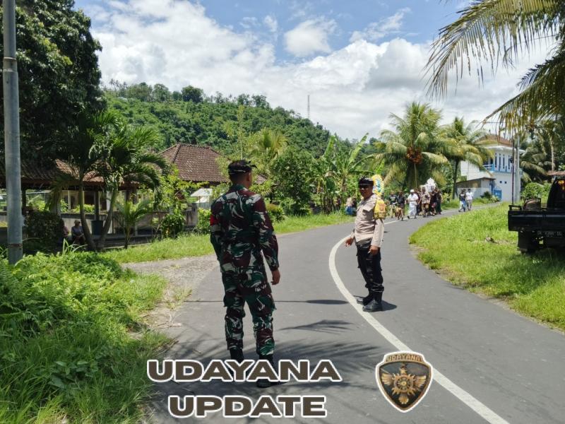 Babinsa Selisihan Hadir Ditengah Warga Gelar Pengamanan Pemakaman