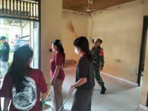 Gotong Royong di Desa Kelating: Babinsa, Perangkat Desa, dan Mahasiswa INSTIKI Bersihkan Calon Koperasi Merah Putih