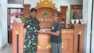 Tetap Konsisten Beri Pelayanan Terbaik, Babinsa Tojan Dampingi Penyaluran BLT DD