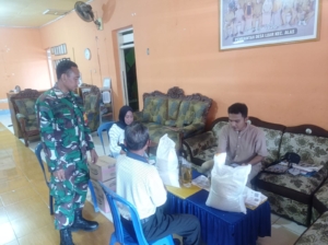 Wujud Kepedulian, Koramil Alas dan Pemdes Luar Salurkan Beras dan Minyak Goreng kepada Warga