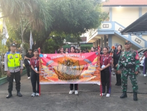 “Babinsa & Bhabinkamtibmas Amankan Jalan Santai HUT ke-41 SMA Negeri 2 Singaraja”