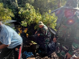 Karya Bakti Bersama TNI–Polri dan Pemerintah Kecamatan Sawan Bersihkan Puing Rumah Terdampak Longsor di Desa Sekumpul