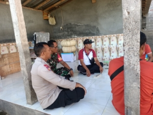 Tetap Konsisten Beri Pelayanan Terbaik, Babinsa Tojan Dampingi Penyaluran BLT DD