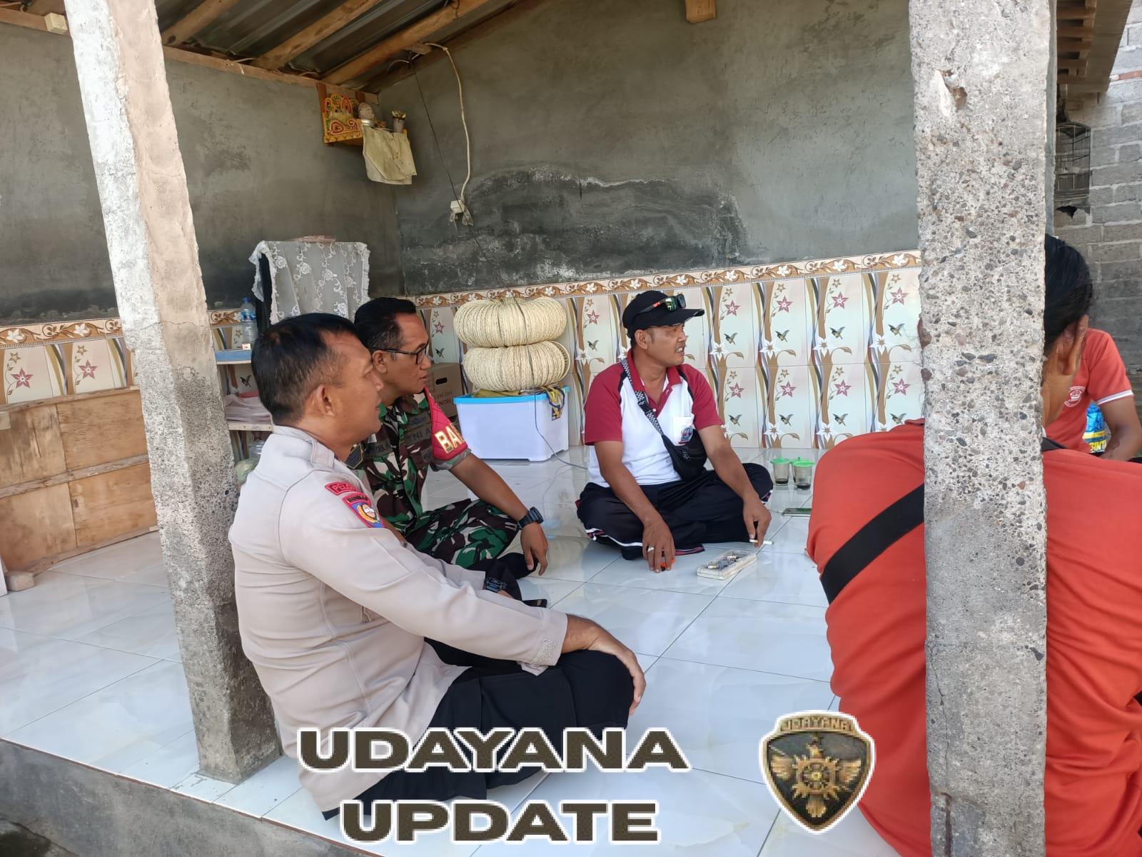 Tetap Konsisten Beri Pelayanan Terbaik, Babinsa Tojan Dampingi Penyaluran BLT DD