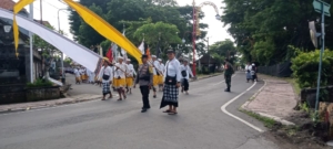 Babinsa Gianyar Kawal Tradisi Kebeji Kerta Lampo di Pura Dalem Beng