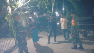 Cegah Potensi Gangguan Kamtibmas, Babinsa Lakukan Patroli Malam Keliling Wilayah