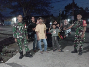 Pastikan Kondisi Wilayah Binaan Aman Malam Hari, Babinsa Koramil Batukliang Lakukan Patroli