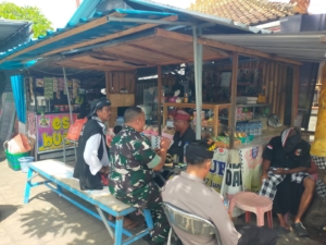 Babinsa dan Pecalang Desa Bubunan Perkuat Sinergitas Melalui Kegiatan Komsos