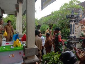 Dikawal Aparat TNI Polri, Program MBG Perdana Bergulir Di Kelurahan Semarapura Kangin