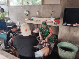 Babinsa Desa Tembuku Laksanakan Komsos dengan Pengusaha Ayam Panggang di Banjar Tembuku Kaja