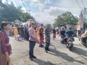 Babinsa Tukad Mungga Kawal Pengabenan Alm. Ketut Mursada Berjalan Khidmat dan Aman