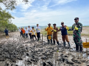 ‎Langkah Kecil untuk Bumi, Langkah Besar untuk Sumbawa, Koramil Moyo Hilir Turut Serta Tanam Mangrove