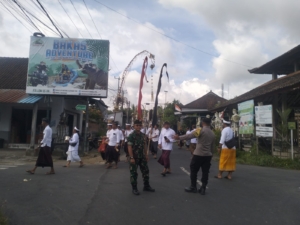 Dua Babinsa Koramil Banjarangkan Gelar Pengamanan Upacara Keagamaan Di Wilayah Binaan