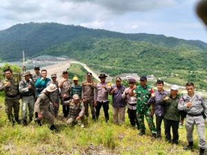Babinsa Koramil 1607-09/Utan Kawal Peninjauan Satgas Perlindungan Hutan di Bendungan Beringin Sila