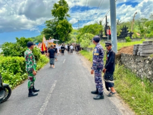 Perkokoh Sinergitas, Danramil Klungkung Kerahkan Babinsa Kawal Upacara Keagamaan Bersinergi Bersama Bhabinkamtibmas