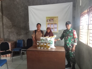 Sertu Furkan Pastikan Pembagian Beras dan Minyak Goreng Berjalan Tertib