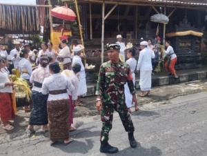 Babinsa Keramas Bersinergi Amankan Upacara Piodalan di Pura Desa Keramas