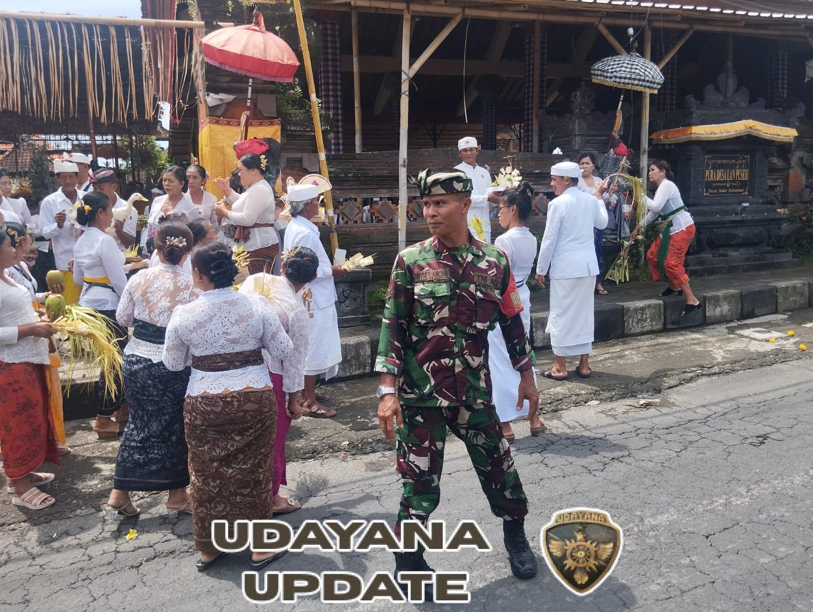 Babinsa Keramas Bersinergi Amankan Upacara Piodalan di Pura Desa Keramas