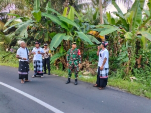 Perkokoh Sinergitas, Danramil Klungkung Kerahkan Babinsa Kawal Upacara Keagamaan Bersinergi Bersama Bhabinkamtibmas