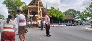 Babinsa Belega Kawal Rangkaian Piodalan, Wujudkan Keamanan Persembahyangan Warga