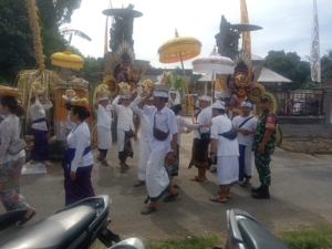 Babinsa Banjar Kawal Prosesi Melaspas Kantor Desa Baru di Dusun Ambengan