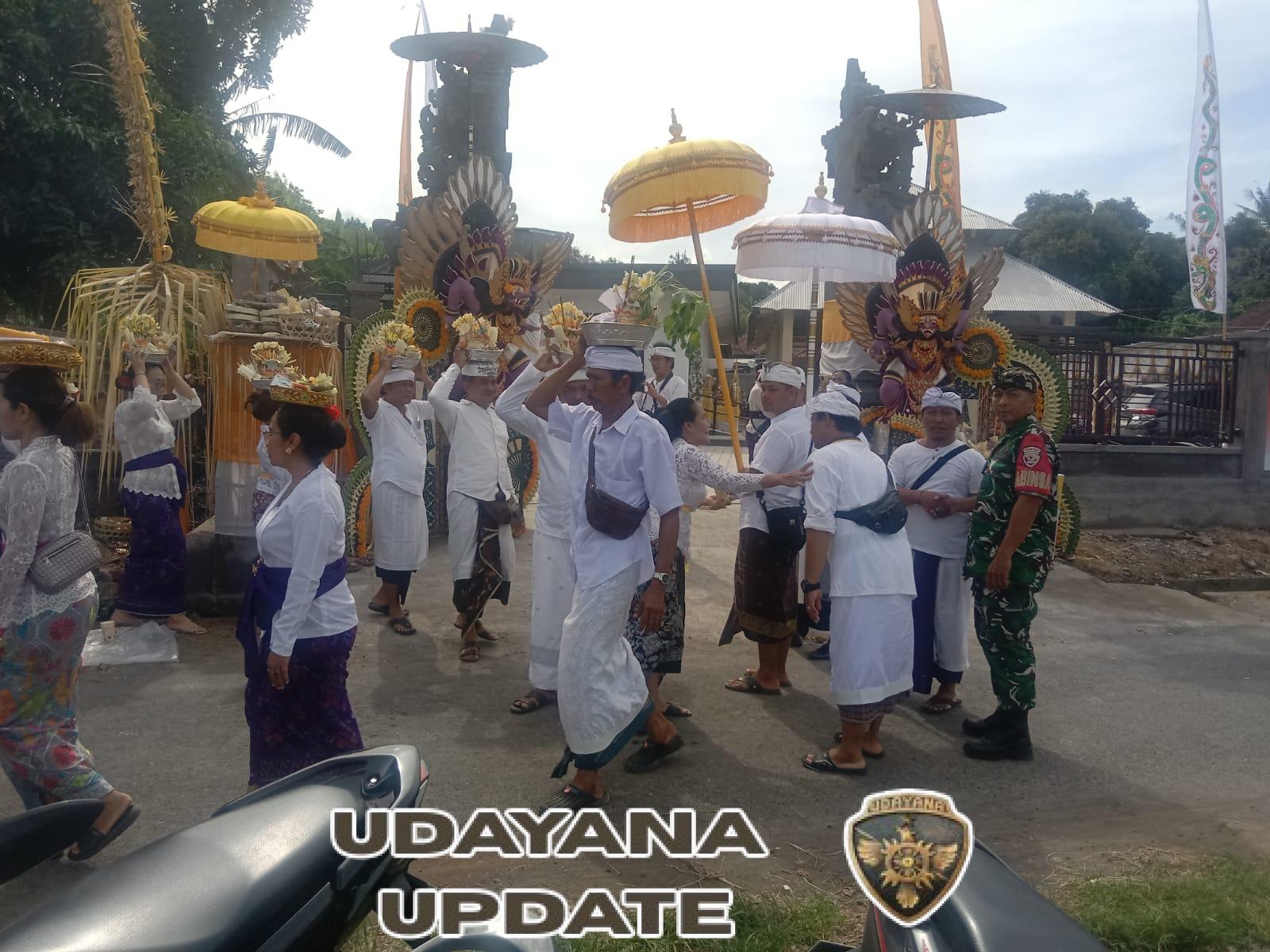 Babinsa Banjar Kawal Prosesi Melaspas Kantor Desa Baru di Dusun Ambengan