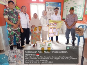 Sertu Syamsu Wijaya Dampingi Penyaluran Beras dan Minyak Goreng untuk Warga Desa Baru