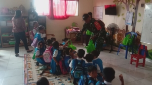 Kawal Distribusi MBG, Babinsa Semarapura Pegang Teguh Komitmen Sukseskan Program Pemerintah