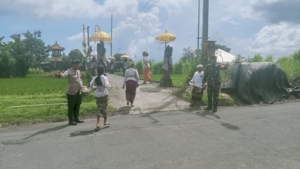 TNI Polri Di Desa Kamasan Bersama Pecalang Siaga Amankan Piodalan Di Pura Kacang Paos