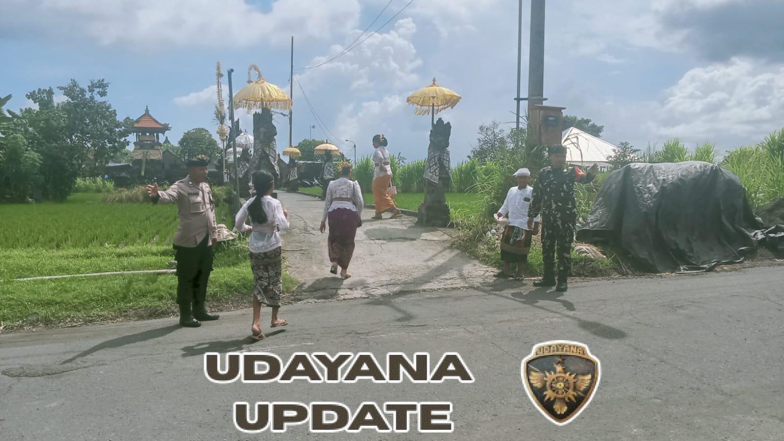 TNI Polri Di Desa Kamasan Bersama Pecalang Siaga Amankan Piodalan Di Pura Kacang Paos