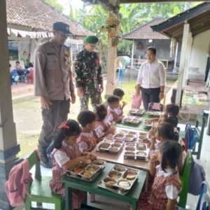 Babinsa Tegak Kawal Distribusi MBG Pastikan Aman Dan Lengkap