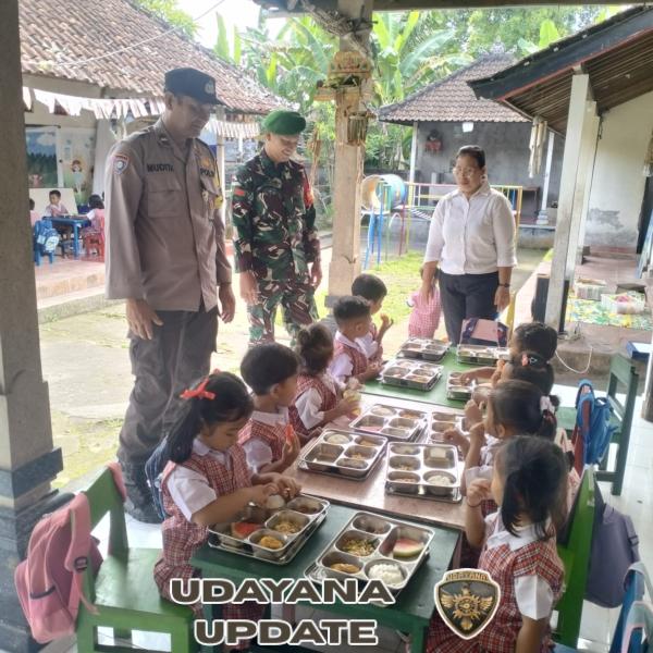 Babinsa Tegak Kawal Distribusi MBG Pastikan Aman Dan Lengkap