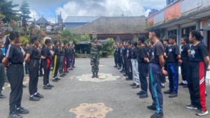Anggota Koramil 04/Kintamani Berikan Pelatihan OSIS di SMP Negeri 1 Kintamani