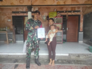 Serahkan Akte Kelahiran, Babinsa Kamasan Tunjukkan Kepedulian dan Pelayanan Untuk Warga