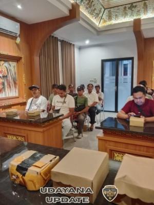 Sinergi TNI Wujudkan Kondusifitas Wilayah, Babinsa Koramil Klungkung Atensi Rapat Triwulan Linmas Di Desa Tojan