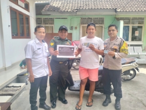 Babinsa Sampalan Tengah Dampingi Pemdes Salurkan BLT DD Bulan Desember