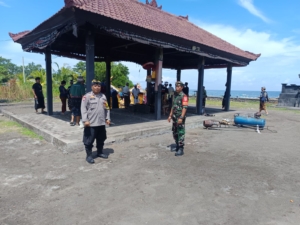 Babinsa dan Bhabinkamtibmas Amankan Upacara Pitra Yajnya di Desa Tangguwisia