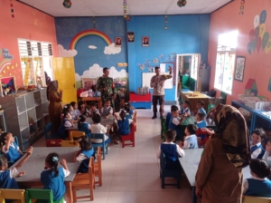 Babinsa Desa Baru Kawal Penyaluran Makanan Bergizi Gratis di Desa Luar