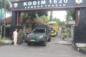 Dandim1620/Loteng Melepas Dua Truk Bantuan Untuk Korban Bencana Alam Sumatera