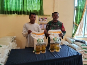 Sertu Kuryansyah Dampingi Penyaluran Beras dan Minyak Goreng di Desa Tatede