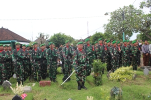 Personel Kodim Tabanan Antar Jenazah Alm. Pelda (Pur) Ansori ke Peristirahatan Terakhir dengan Upacara Militer