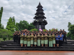 Dandim Klungkung Pimpin Ziarah Rombongan Dan Tabur Bunga Hari Juang TNI AD Ke-80 Di TMP Kreta Kirtya Mandala Gianyar